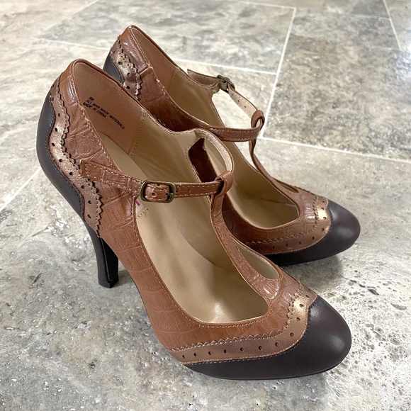 DOLCE by mojo moxy Brown T-Strap Pumps | Size 8 - Picture 3 of 11
